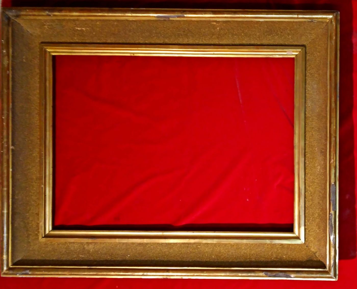 Cornice sagoma a grande gola dorata ed interno a sabbiatura sempre dorata.XIX° sec. luce cm.57x79 est. 107x89